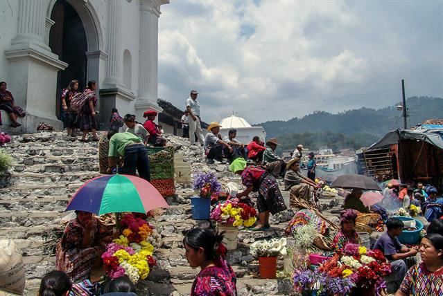 Die Stadt Chichicastenango befindet sich im Hochland von Guatemala auf über 2'000 m. Im Leben der Einwohner spielen religiöse Rituale, vermischt mit Schamanen, schwarzer Magie, heiligen schwarzen Steinen und Opferplätzen eine zentrale Rolle. Die mystische Stimmung rund um diesen magischen Ort ist eindeutig zu spüren.